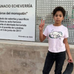 Niña junto a la placa del Skatepark Ignacio Echeverría en Torre Pacheco