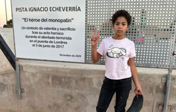 Niña junto a la placa del Skatepark Ignacio Echeverría en Torre Pacheco