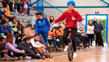 Un joven equilibrista sobre una monociclo en un evento de circo inclusivo