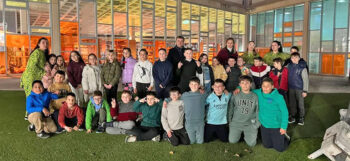 Grupo de niños en la Biblioteca de Torre Pacheco durante una actividad nocturna.