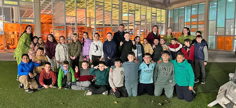 Grupo de niños en la Biblioteca de Torre Pacheco durante una actividad nocturna.