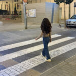 Persona cruzando un paso de peatones inteligente en Torre Pacheco