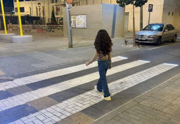 Persona cruzando un paso de peatones inteligente en Torre Pacheco
