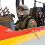 Piloto en cabina de un avión de entrenamiento militar