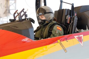 Piloto en cabina de un avión de entrenamiento militar