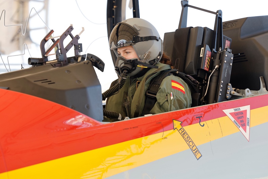 Piloto en cabina de un avión de entrenamiento militar