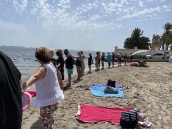 Grupo de personas formando una cadena en la playa del Mar Menor