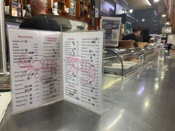 Menú del bar El Quiosco en San Javier con platos variados.