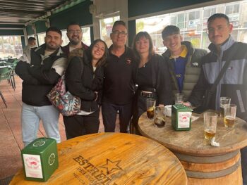 Grupo de personas posando en el bar El Quiosco en San Javier.