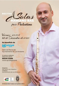 Mariano Bas sosteniendo una flauta en un recital benéfico.