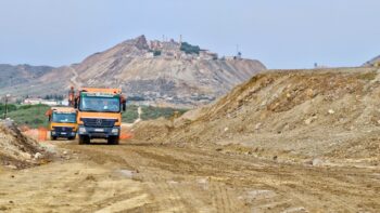 Camiones en la Sierra Minera durante obras de restauración ambiental