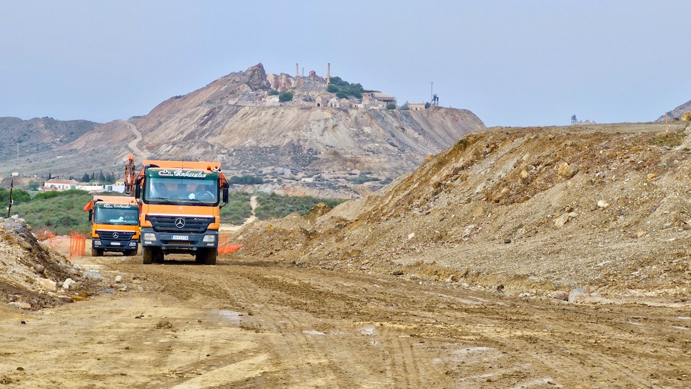 Camiones en la Sierra Minera durante obras de restauración ambiental