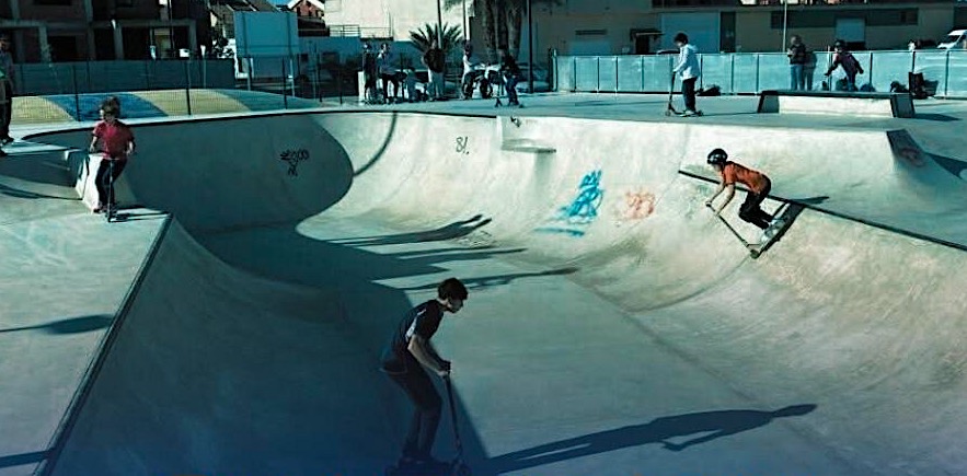 Jóvenes patinadores en el skatepark de Torre Pacheco