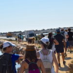 Grupo de personas caminando por el sendero en las Salinas