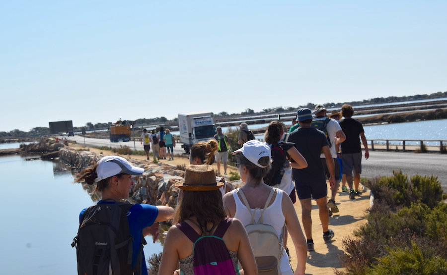 Grupo de personas caminando por el sendero en las Salinas
