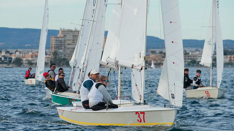 Veleros Snipe compitiendo en el Mar Menor durante el Trofeo Armada