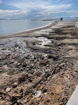 Vista de la playa Colón con daños tras la dana de octubre de 2025
