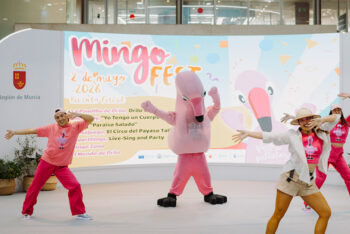 Actuación en el MingoFest con la mascota Mingo y bailarines.