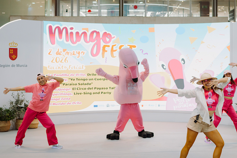 Actuación en el MingoFest con la mascota Mingo y bailarines.