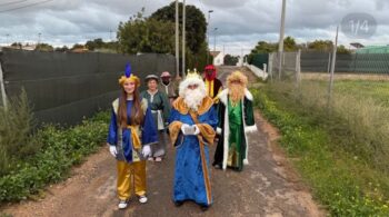 Los Reyes Magos caminando por un camino rural en San Pedro del Pinatar