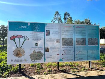 Panel informativo sobre rutas de peregrinación hacia El Pasico en Torre Pacheco