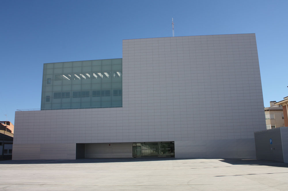Vista exterior del Ayuntamiento de Torre Pacheco en un día soleado