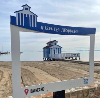 Marco de fotos con el balneario de Los Alcázares al fondo