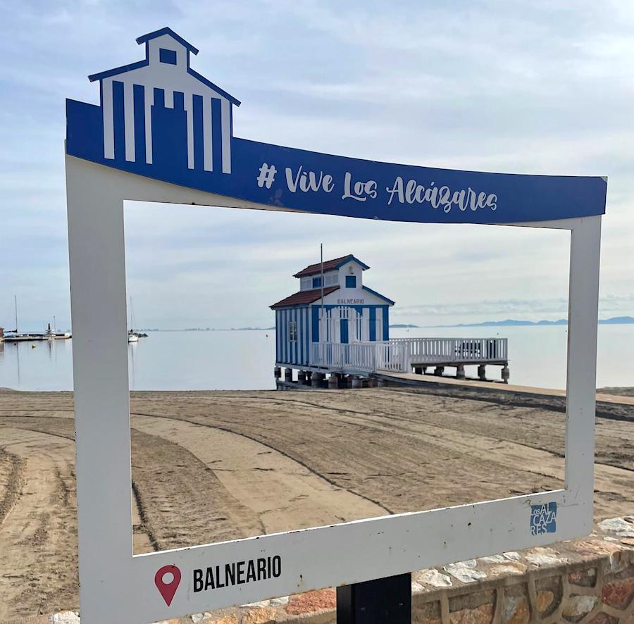 Marco de fotos con el balneario de Los Alcázares al fondo