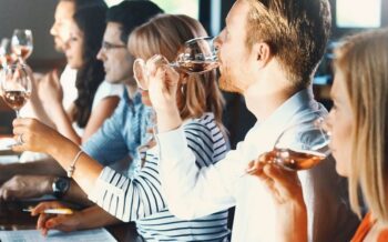 Grupo de personas disfrutando de una cata de vinos en un evento