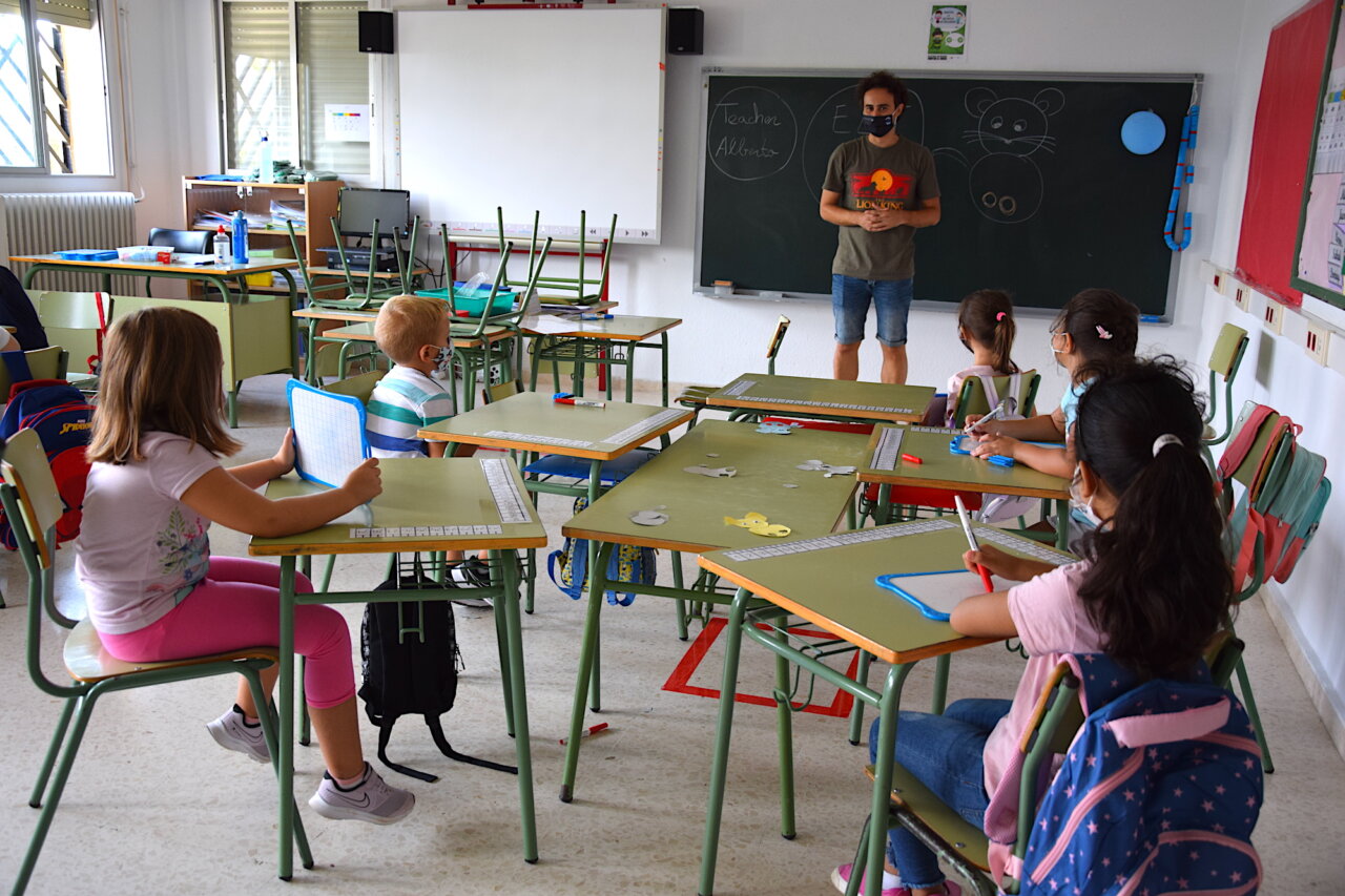 Clase en el colegio Los Pinos con alumnos y profesor