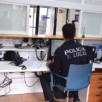 Oficina de la Policía Local de San Javier con un agente trabajando en su computadora.
