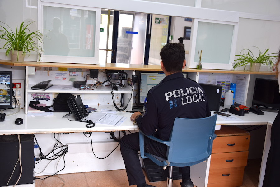 Oficina de la Policía Local de San Javier con un agente trabajando en su computadora.