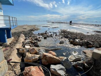 Vista de la playa Colón con daños tras el temporal de octubre de 2025
