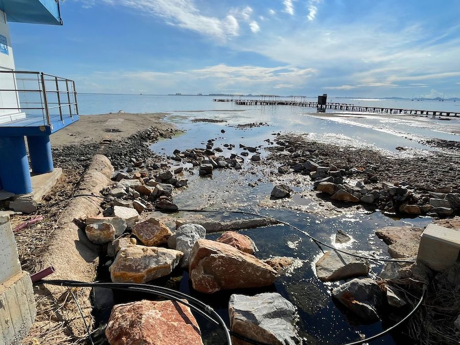 Vista de la playa Colón con daños tras el temporal de octubre de 2025