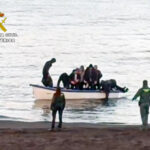 Detención de migrantes en una patera en Portmán por la Guardia Civil