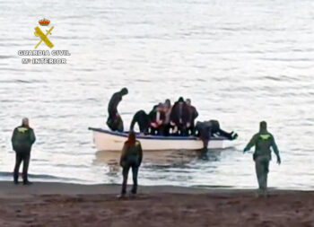 Detención de migrantes en una patera en Portmán por la Guardia Civil