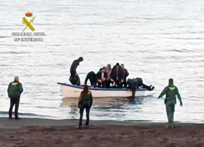 Detención de migrantes en una patera en Portmán por la Guardia Civil