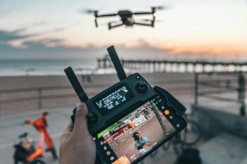 Controlador de drone en la playa al atardecer