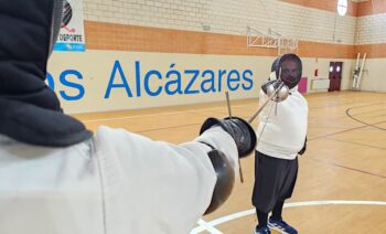 Dos esgrimistas en un combate de esgrima histórica en Los Alcázares