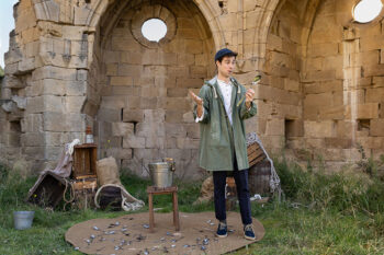 Espectáculo de magia de Txema Muñoz en un entorno rústico.