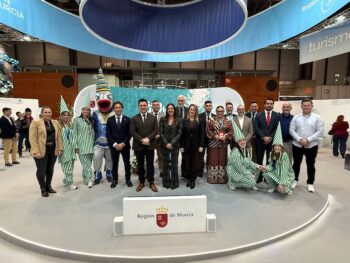Grupo de personas en el stand de la Región de Murcia en Fitur 2026