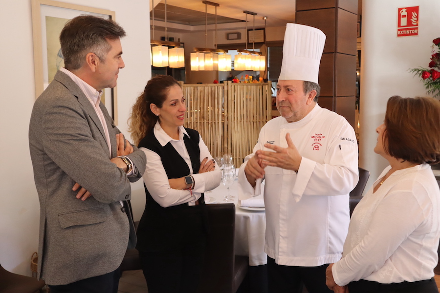 Juan Serrano y su familia en el restaurante Juan Mari durante un homenaje