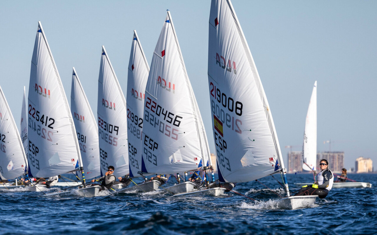 Regata de veleros en Los Alcázares durante un evento náutico