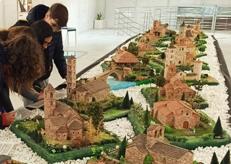 Maquetas de iglesias románicas en exposición en Torre Pacheco
