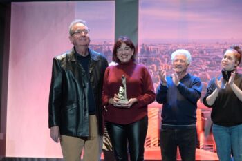 Entrega de premio a la mejor actriz en un certamen de teatro aficionado