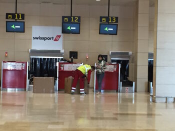 Interior del antiguo aeropuerto de San Javier durante una mudanza
