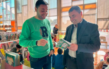 Paco Sáez Gómez y un hombre en la Biblioteca Pública Municipal