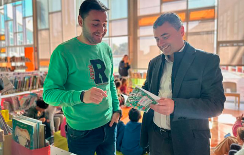 Paco Sáez Gómez y un hombre en la Biblioteca Pública Municipal