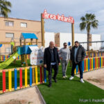 Parque infantil en Los Nietos con juegos y césped artificial