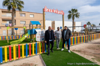 Parque infantil en Los Nietos con juegos y césped artificial